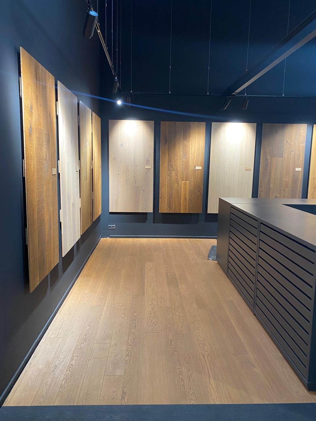 Showroom com amostras de pisos vinílicos; fotografia ilustrativa